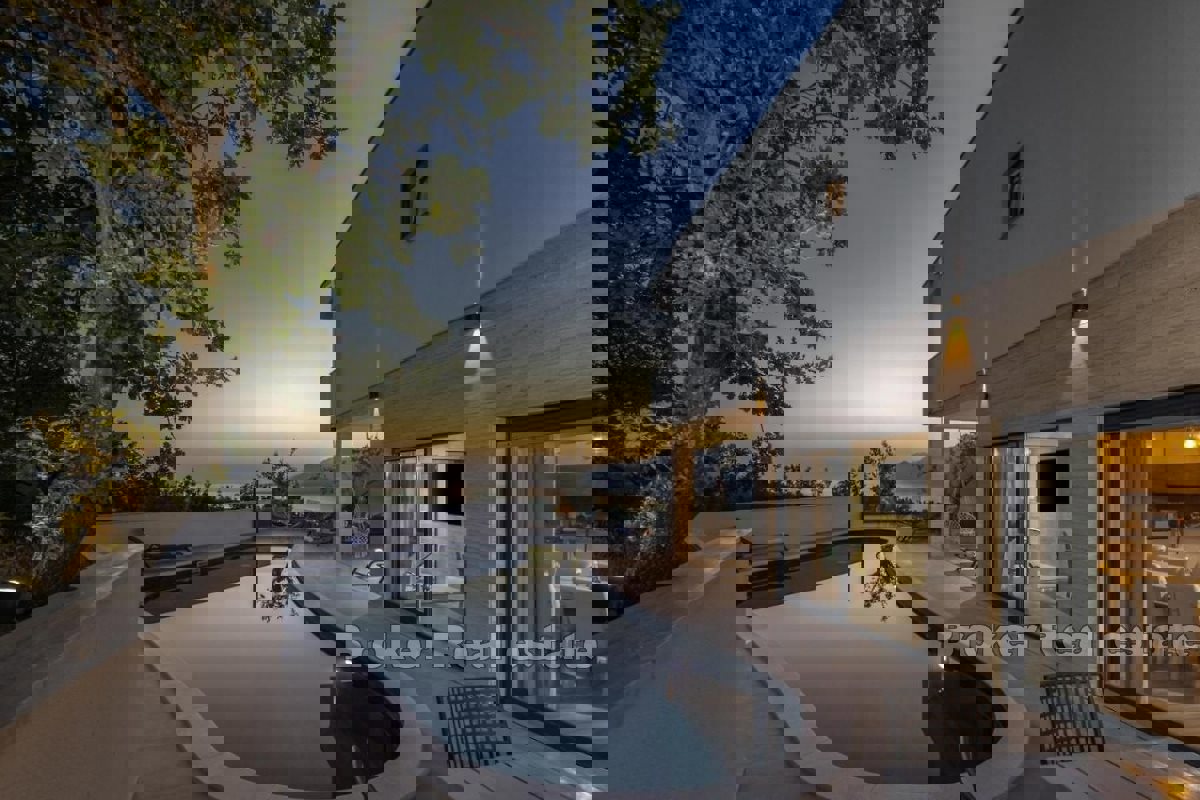 Casa moderna con due appartamenti vicino al mare