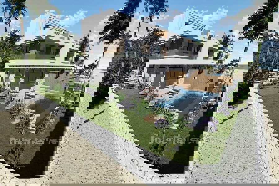 Casa con piscina in seconda fila al mare