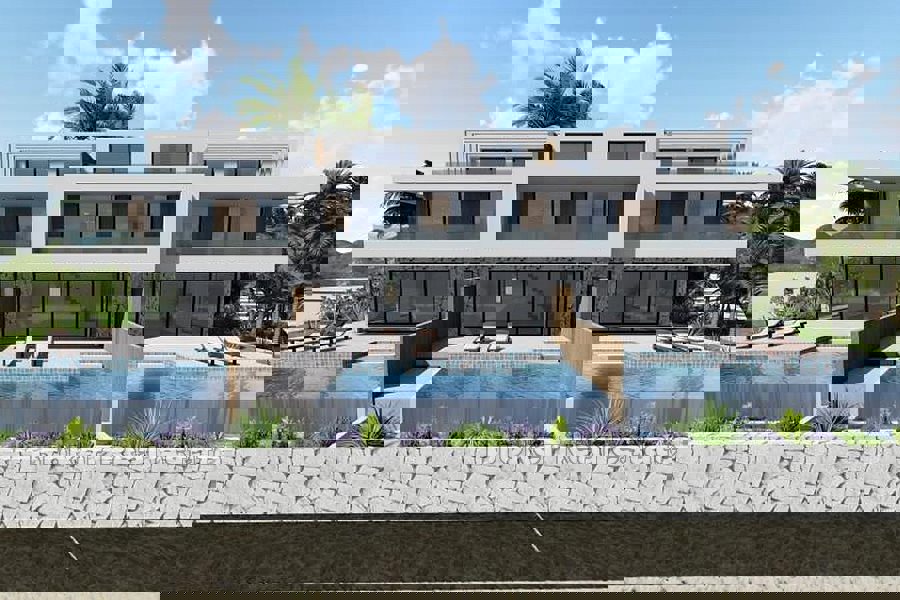 Casa con piscina in seconda fila al mare