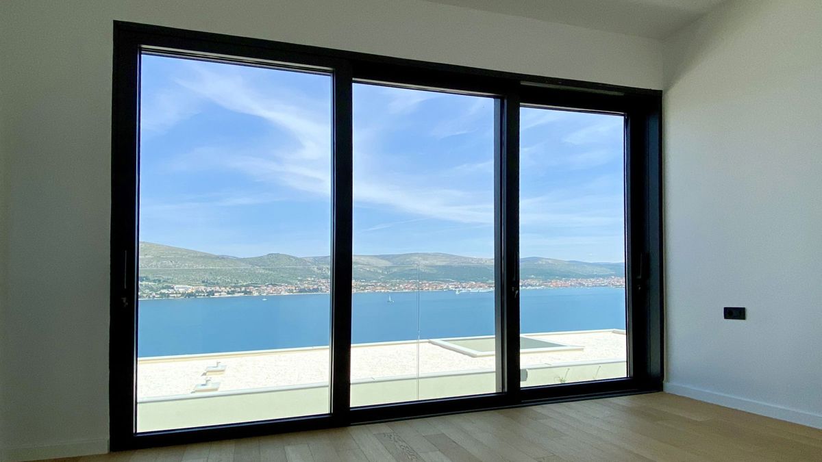 Villa con piscina e vista sul mare aperto