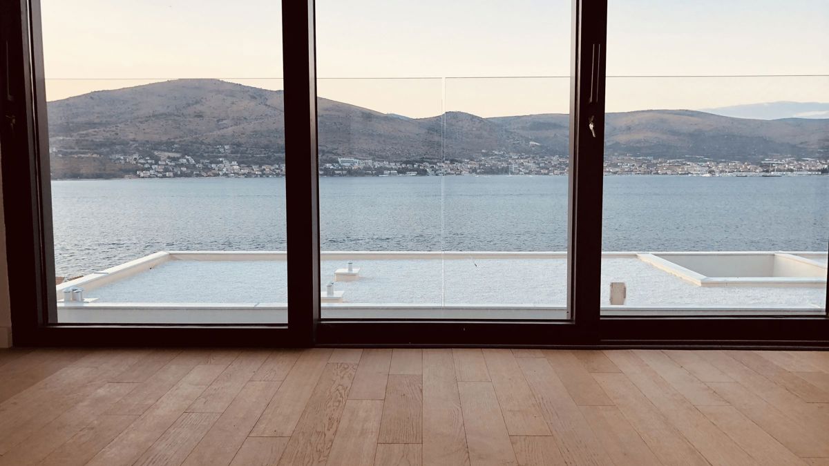 Villa con piscina e vista sul mare aperto