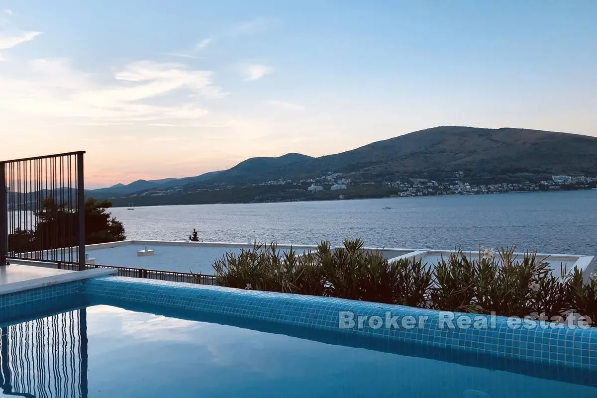 Villa con piscina e vista sul mare aperto