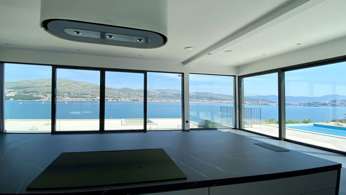 Villa con piscina e vista sul mare aperto