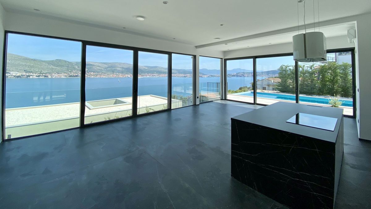 Villa con piscina e vista sul mare aperto