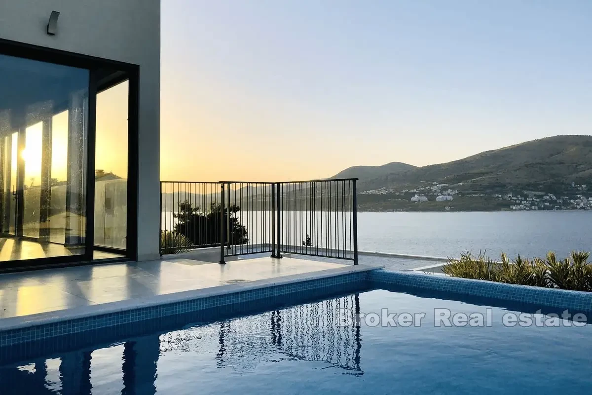 Villa con piscina e vista sul mare aperto