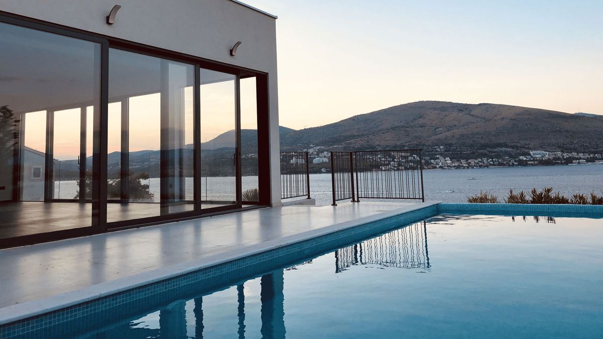 Villa con piscina e vista sul mare aperto