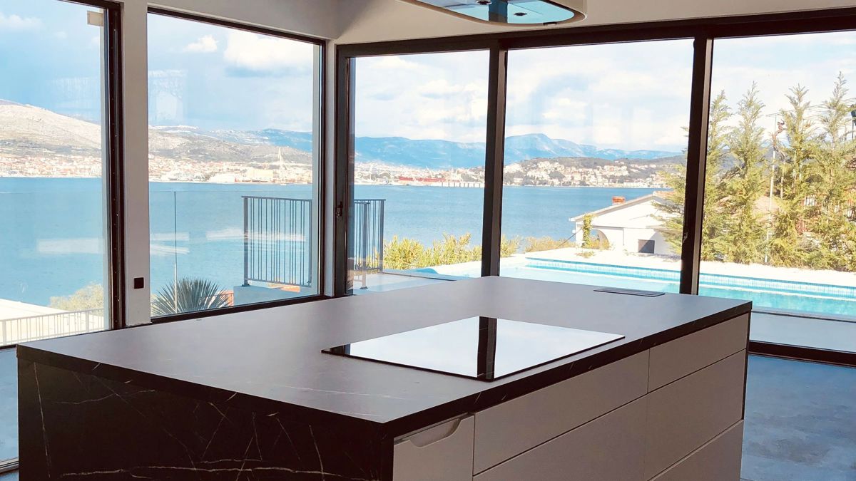 Villa con piscina e vista sul mare aperto