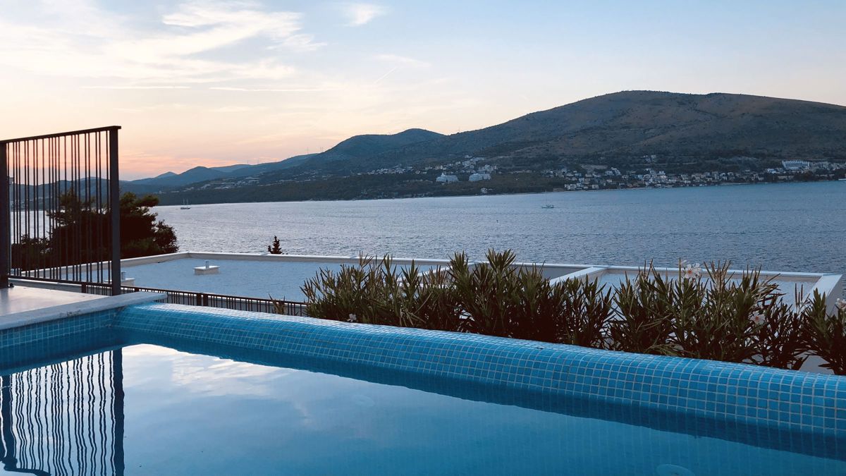 Villa con piscina e vista sul mare aperto