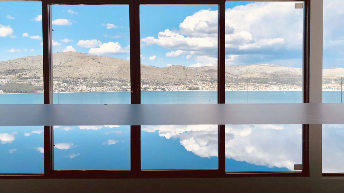 Villa con piscina e vista sul mare aperto