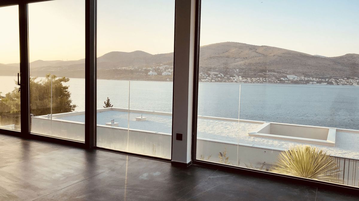 Villa con piscina e vista sul mare aperto