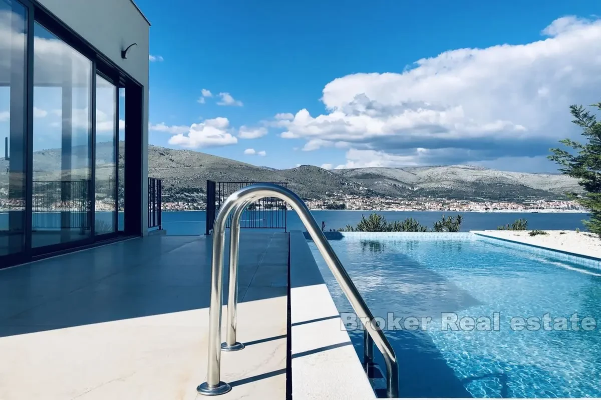 Villa con piscina e vista sul mare aperto