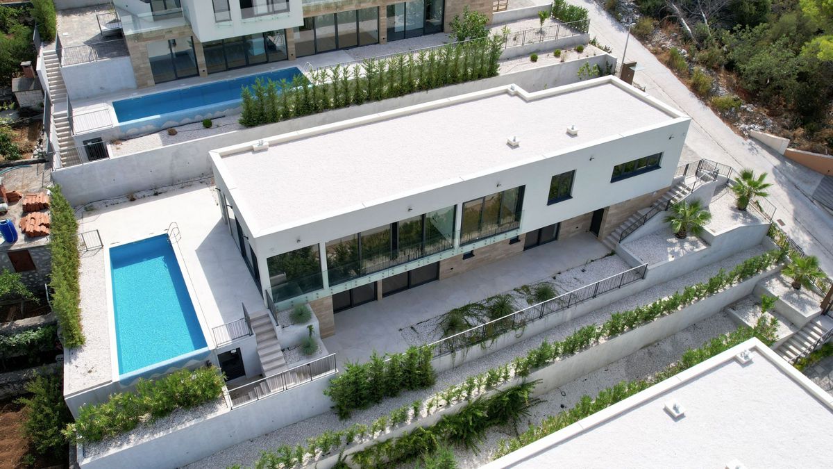 Villa con piscina e vista sul mare aperto