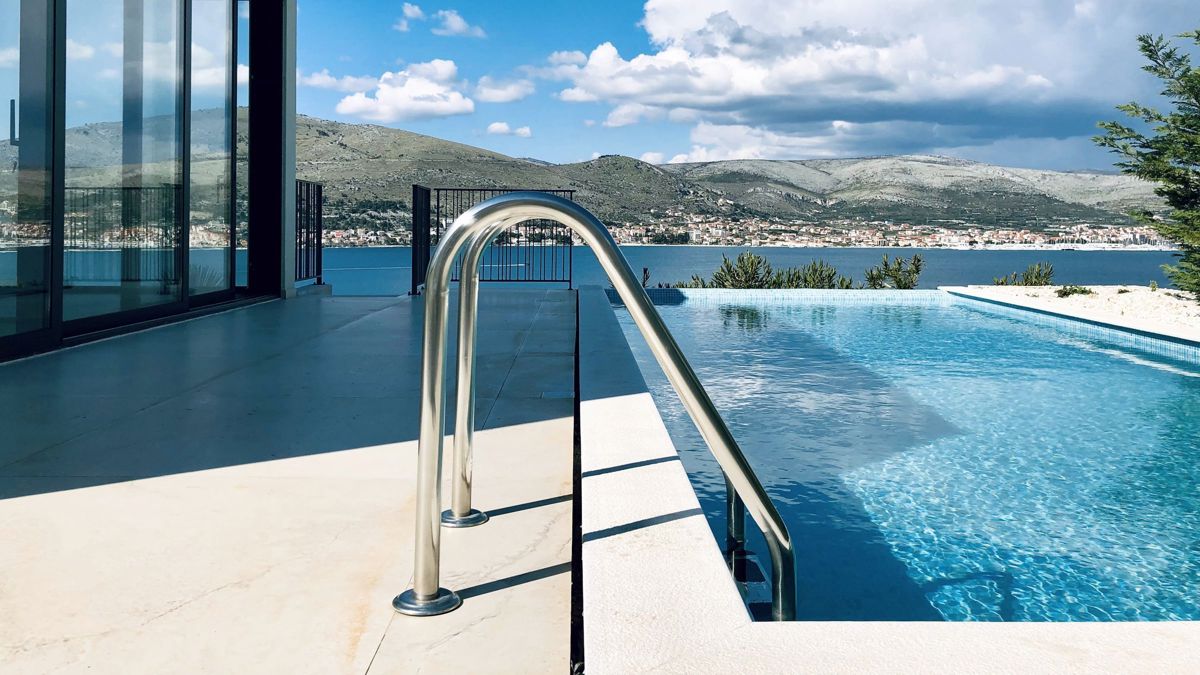 Villa con piscina e vista sul mare aperto