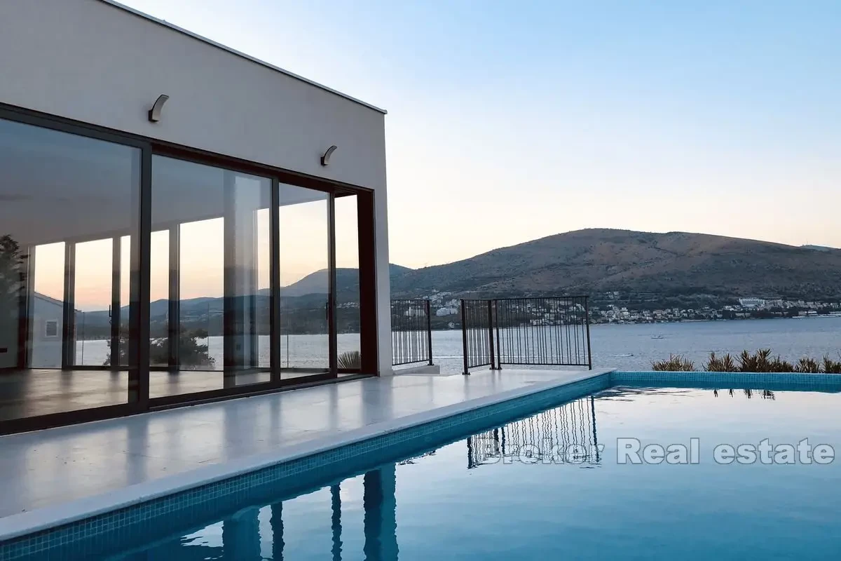 Villa con piscina e vista sul mare aperto