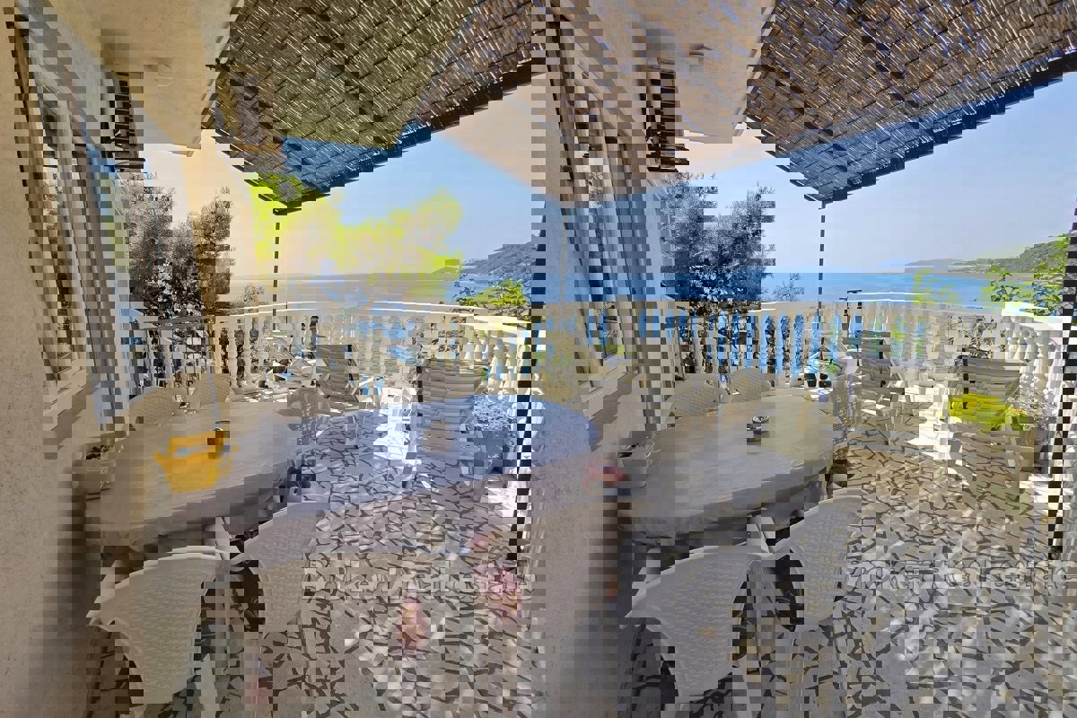 Casa bifamiliare in prima fila al mare