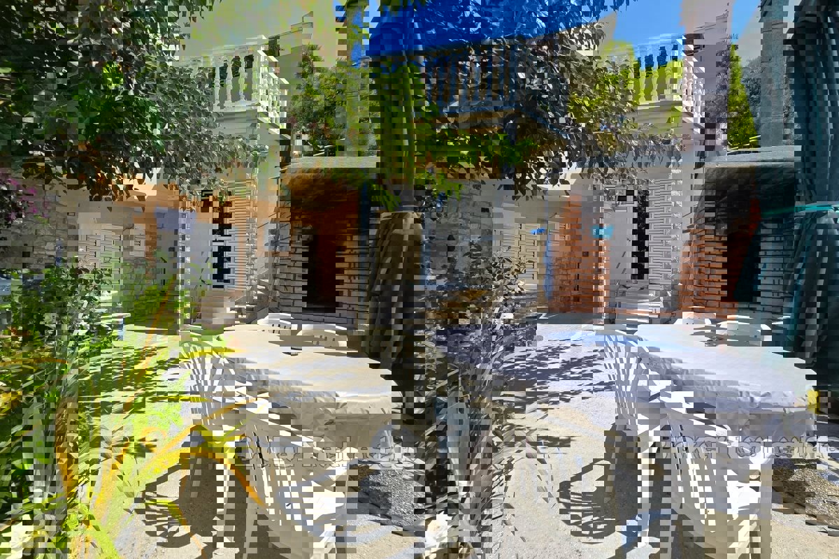 Casa bifamiliare in prima fila al mare