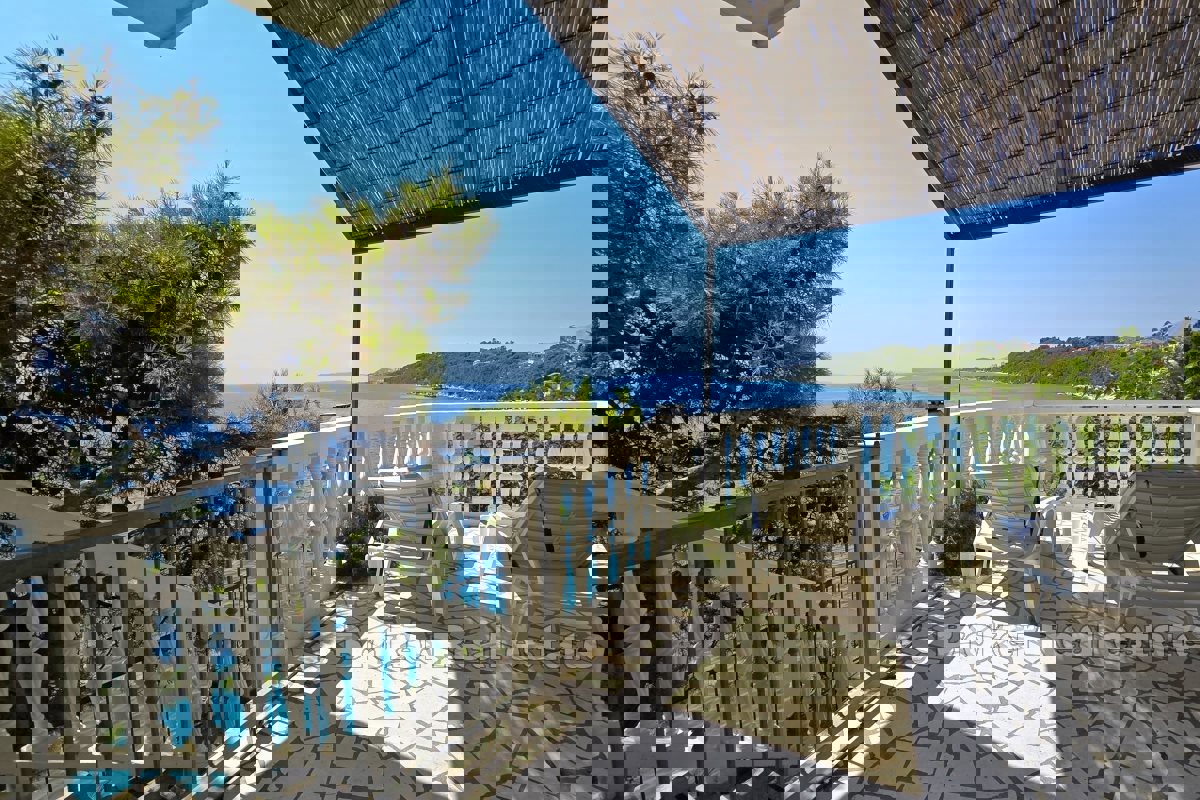 Casa bifamiliare in prima fila al mare