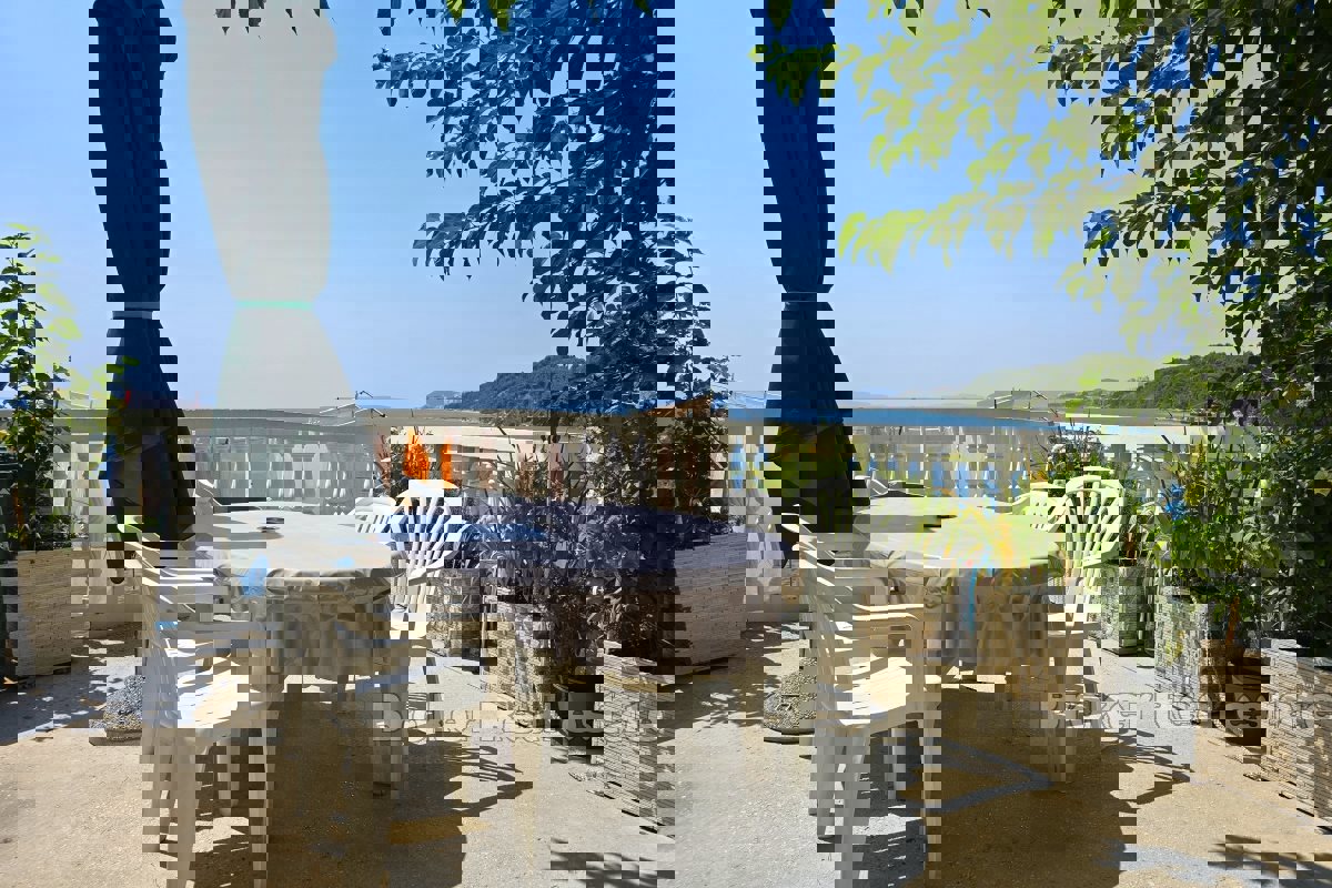 Casa bifamiliare in prima fila al mare