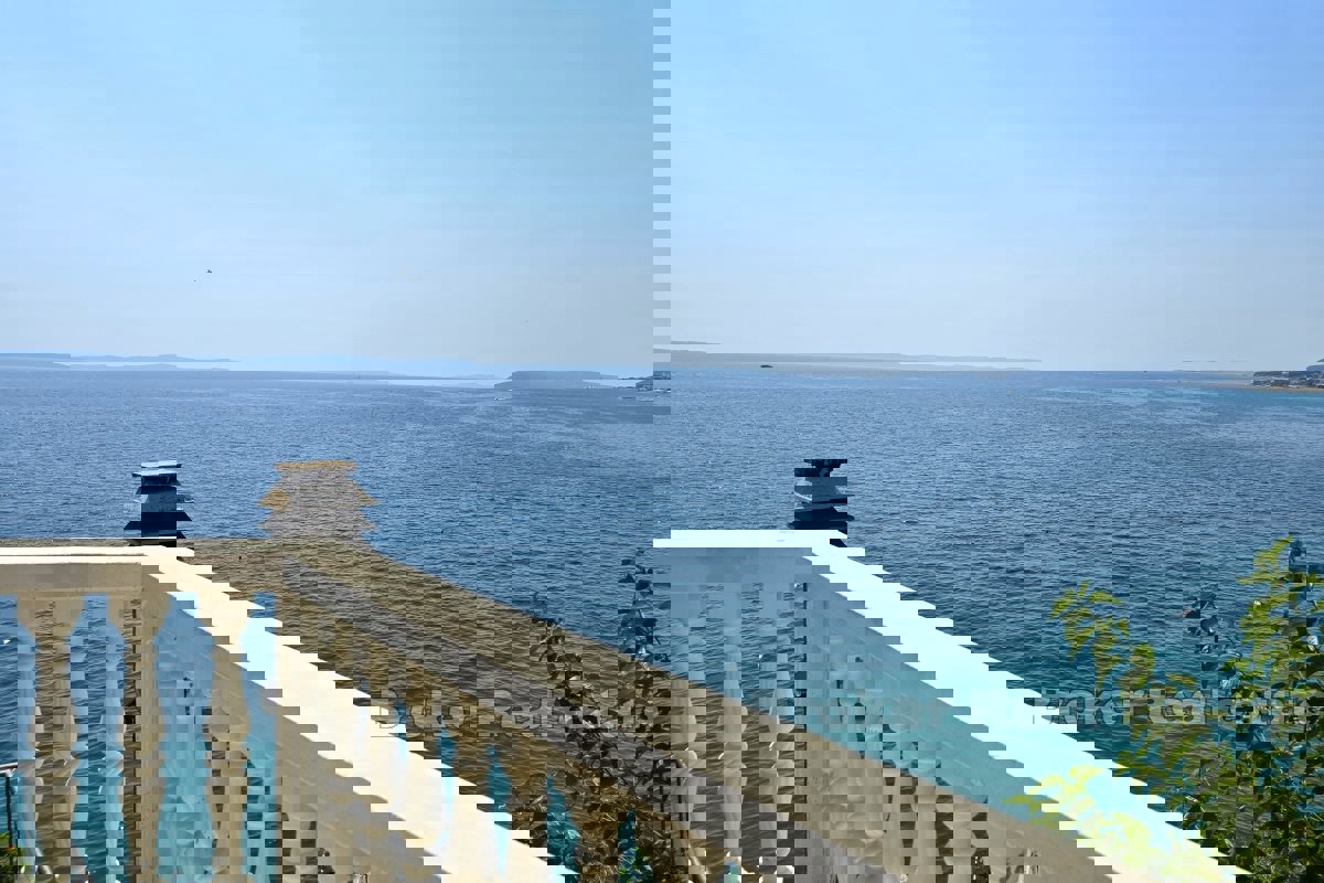 Casa bifamiliare in prima fila al mare