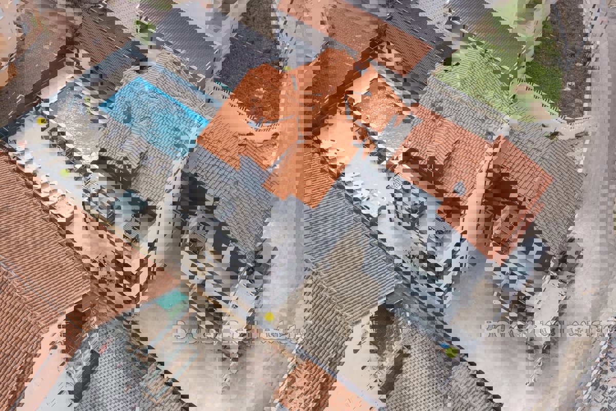 Villa moderna con sei unità abitative