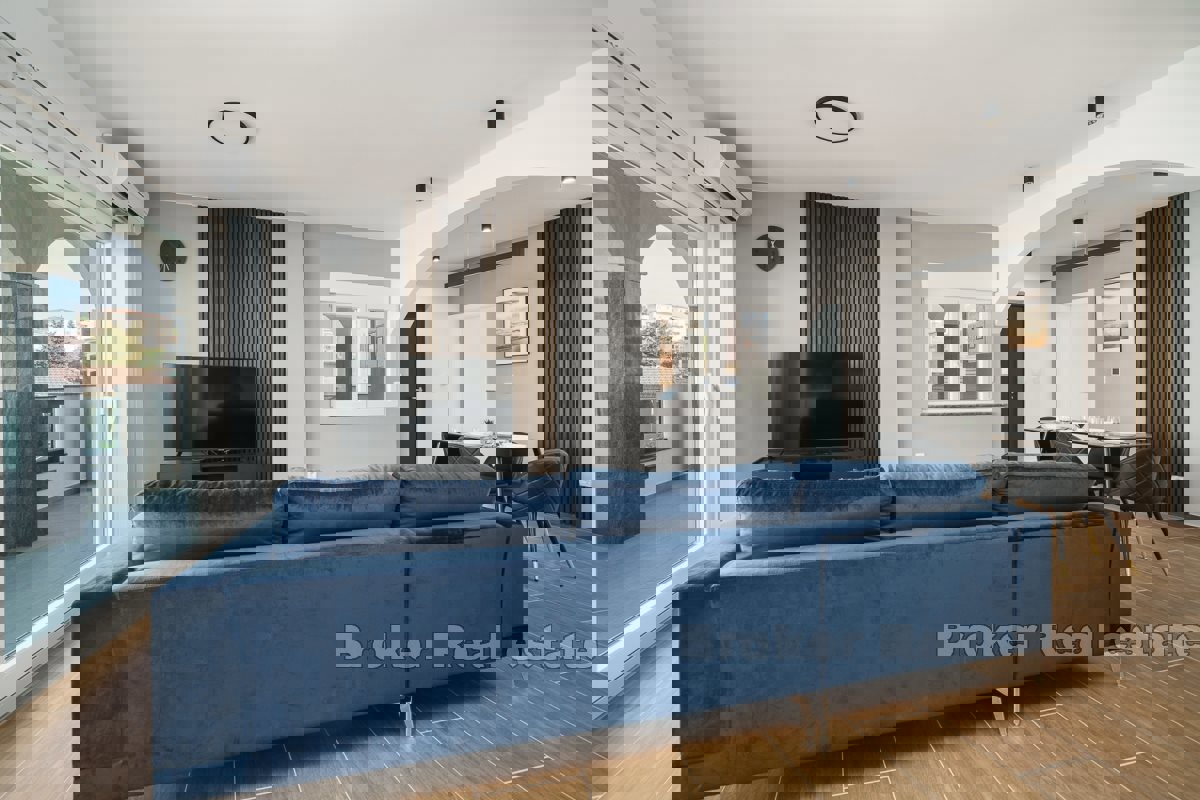 Villa moderna con sei unità abitative