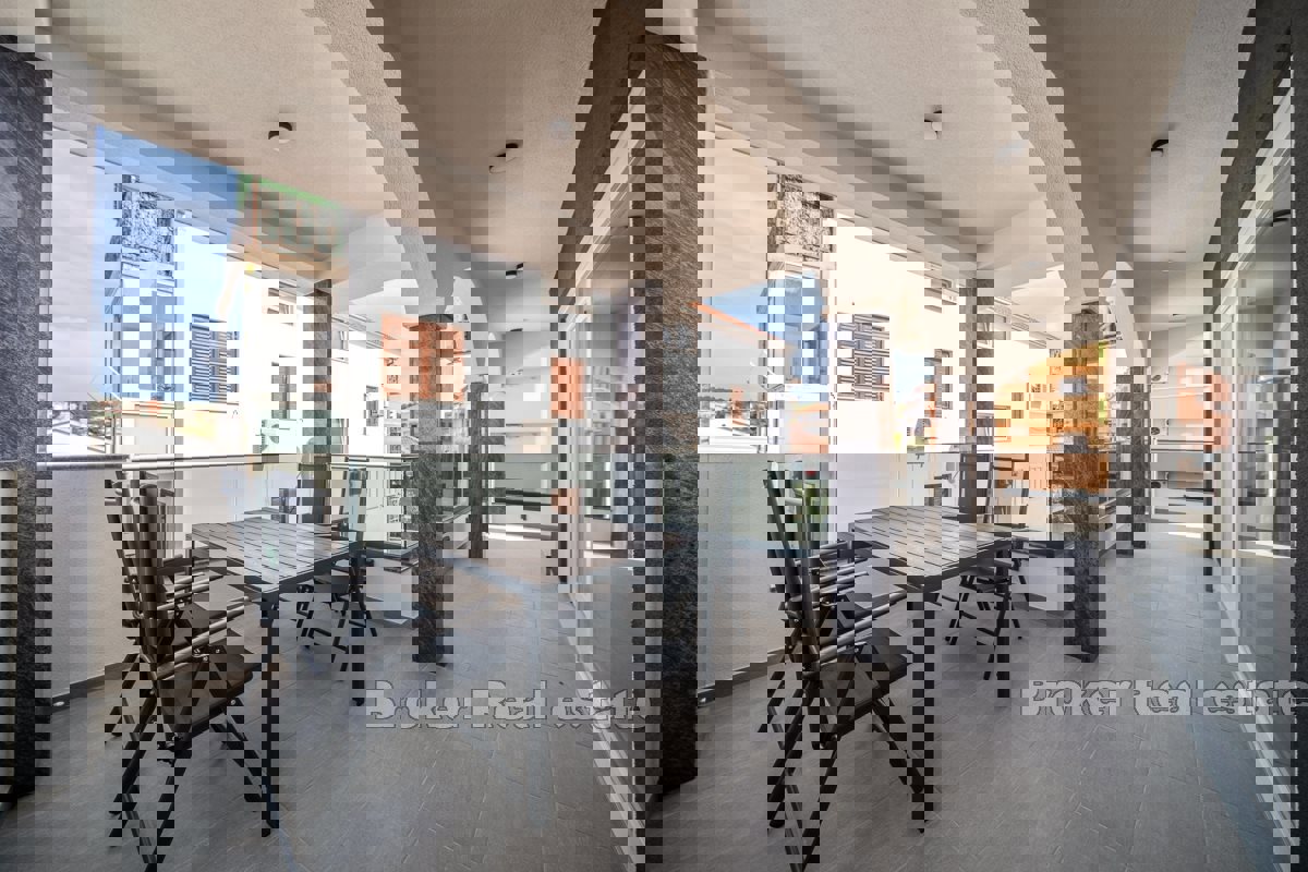 Villa moderna con sei unità abitative