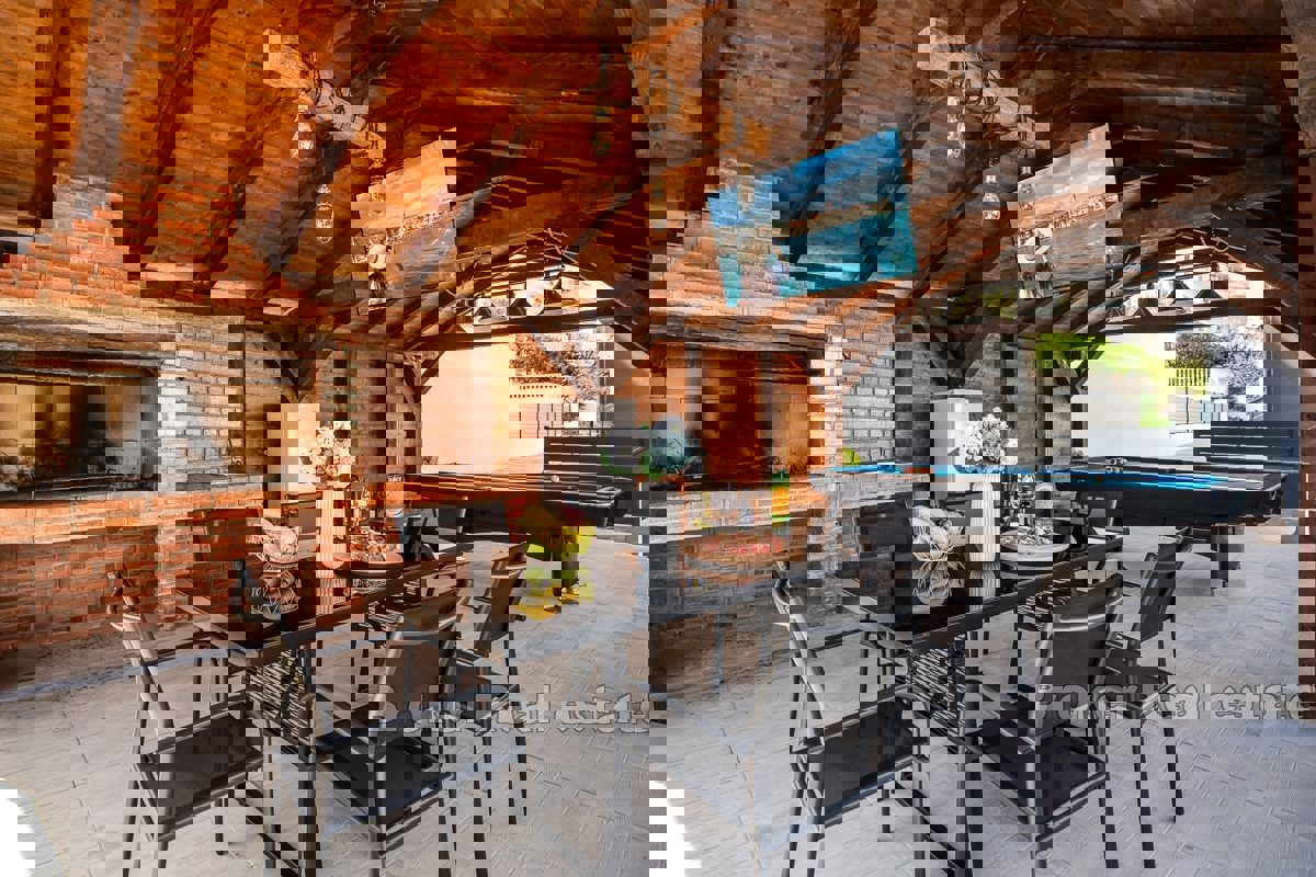 Villa moderna con sei unità abitative