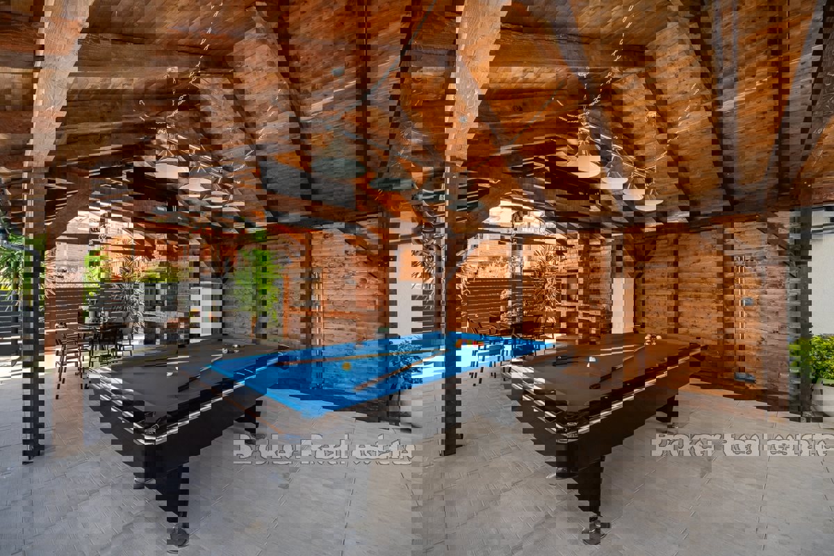 Villa moderna con sei unità abitative