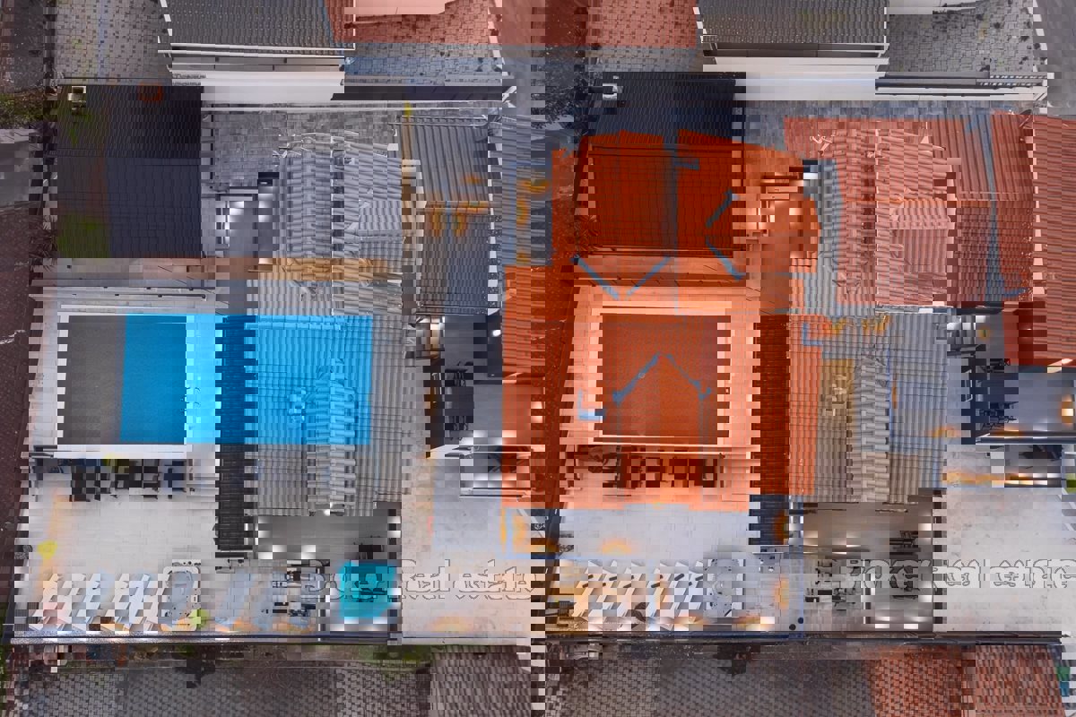 Villa moderna con sei unità abitative