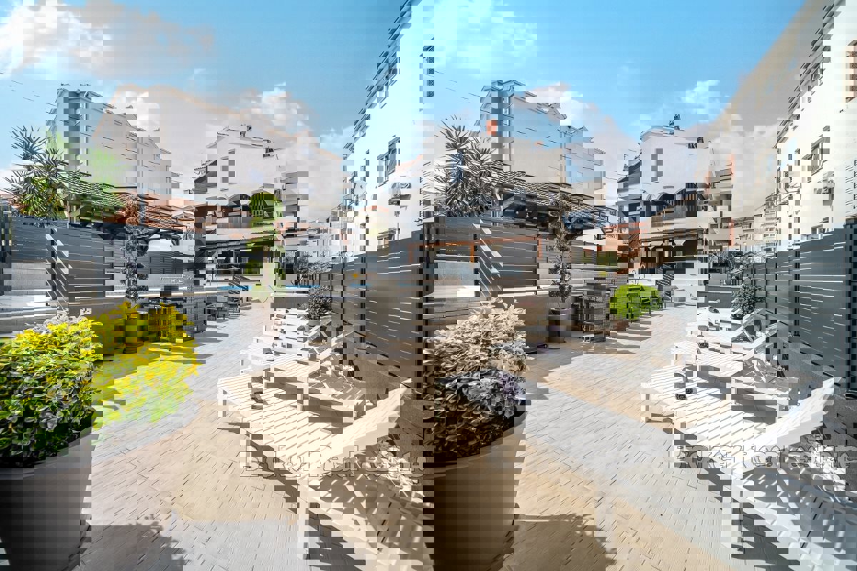 Villa moderna con sei unità abitative