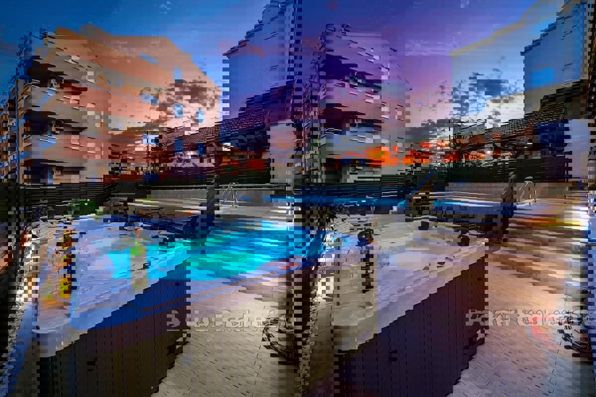 Villa moderna con sei unità abitative