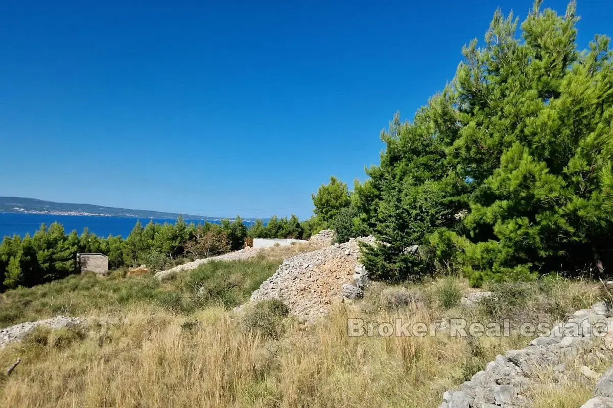 Ampio terreno edificabile con vista mare