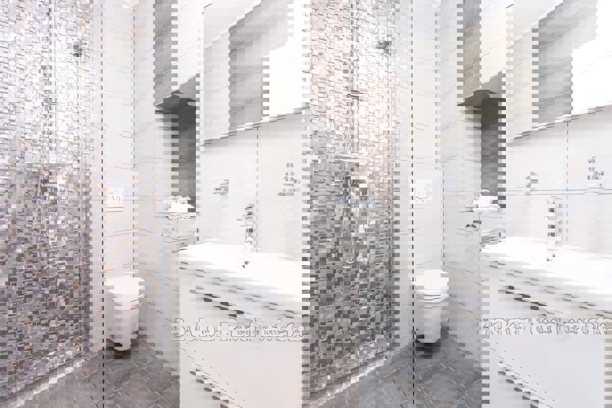 Casa in pietra, prima fila al mare