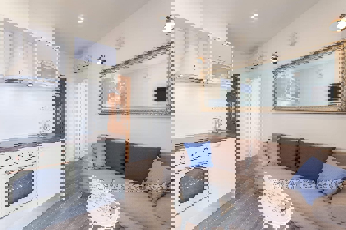 Casa in pietra, prima fila al mare