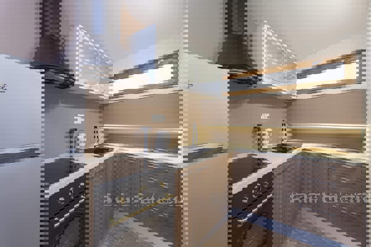 Casa in pietra, prima fila al mare