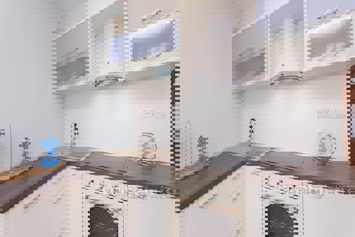 Casa in pietra, prima fila al mare