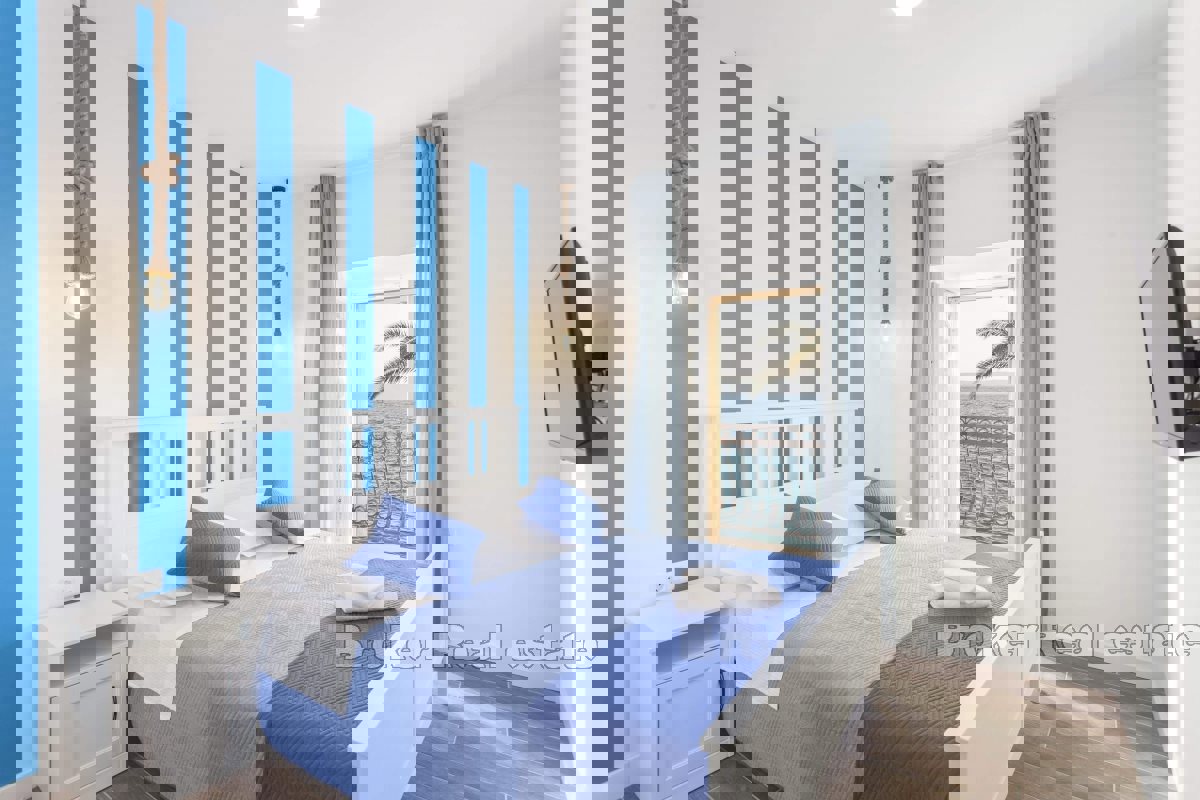 Casa in pietra, prima fila al mare