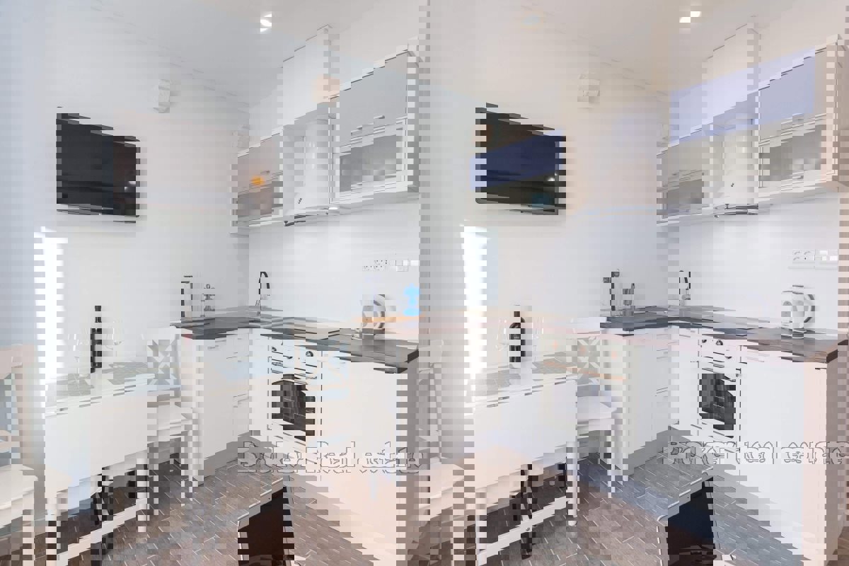 Casa in pietra, prima fila al mare