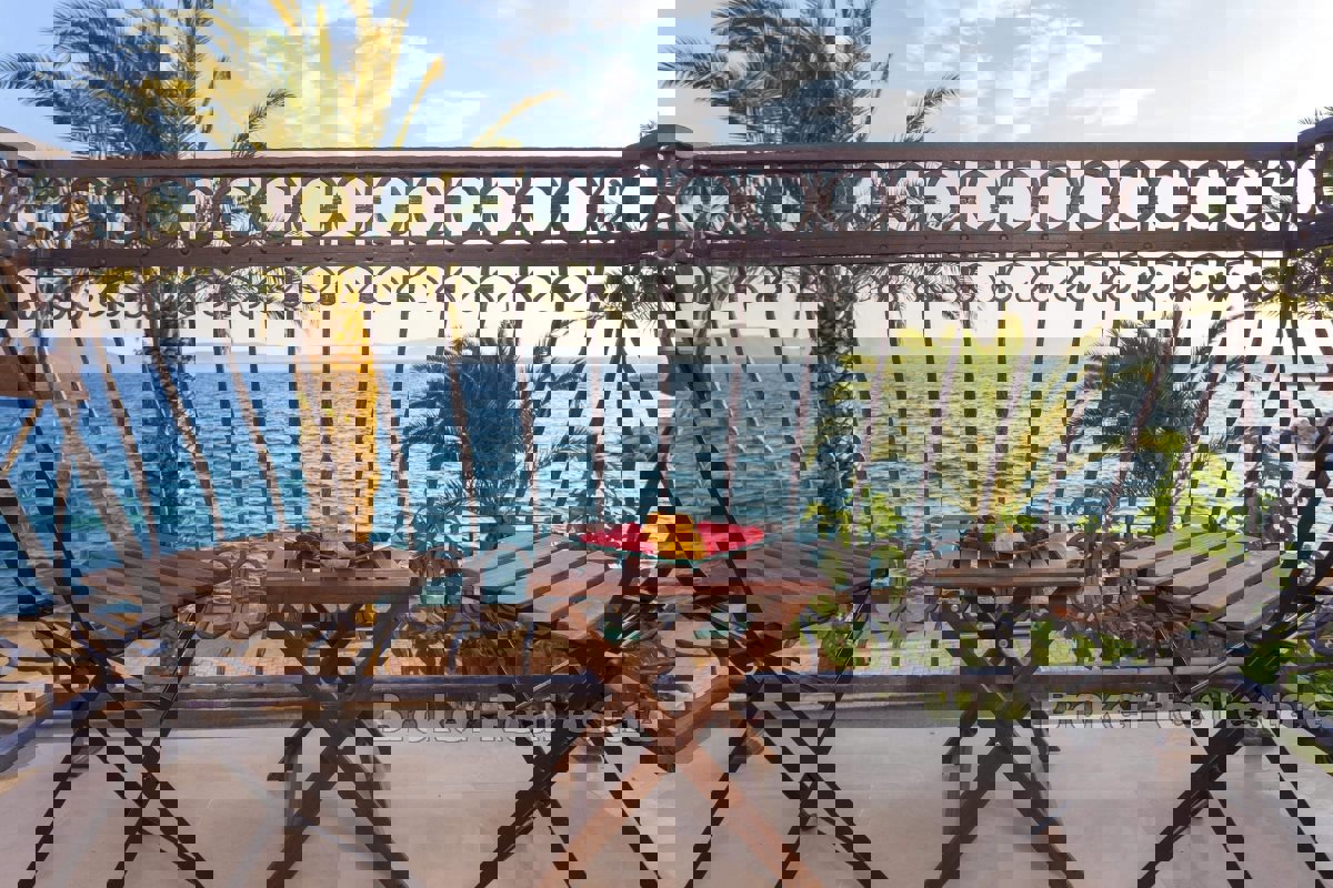 Casa in pietra, prima fila al mare