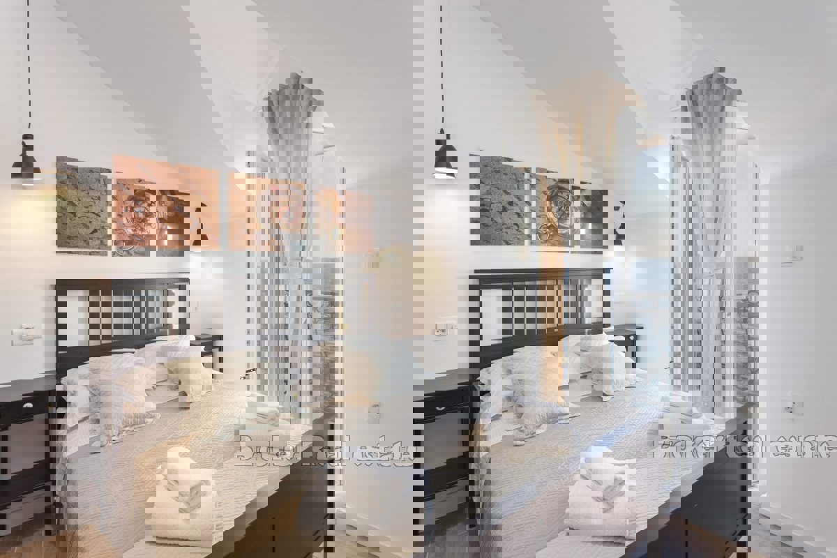 Casa in pietra, prima fila al mare