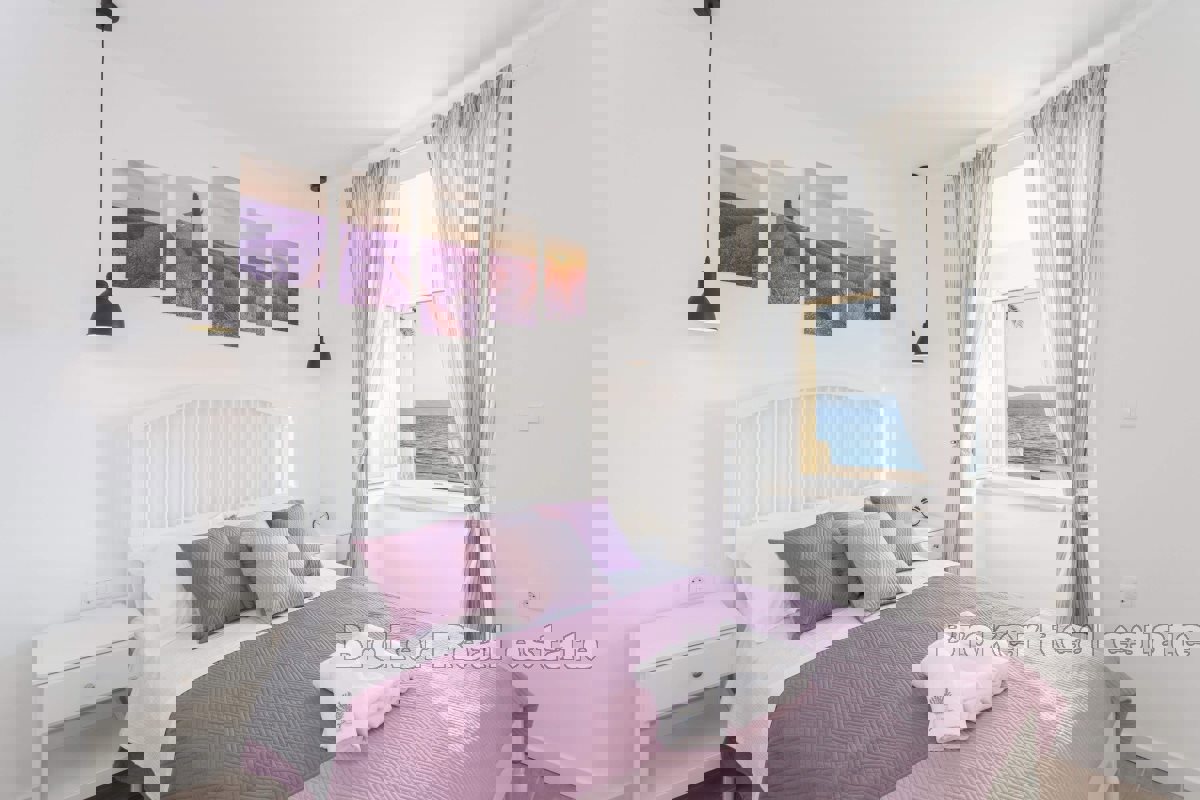 Casa in pietra, prima fila al mare