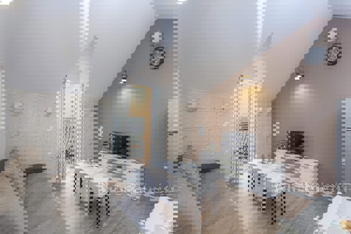 Casa in pietra, prima fila al mare