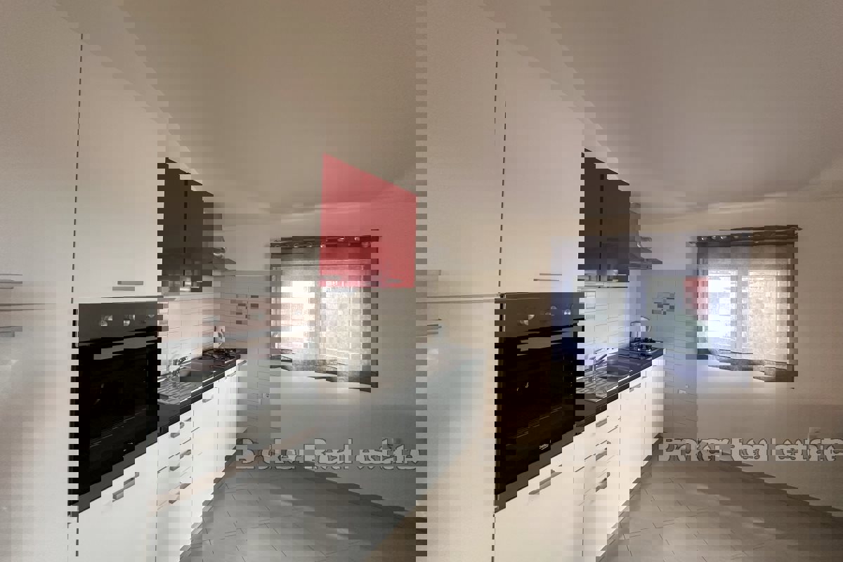 Appartamento con tre camere da letto con balcone e vista mare