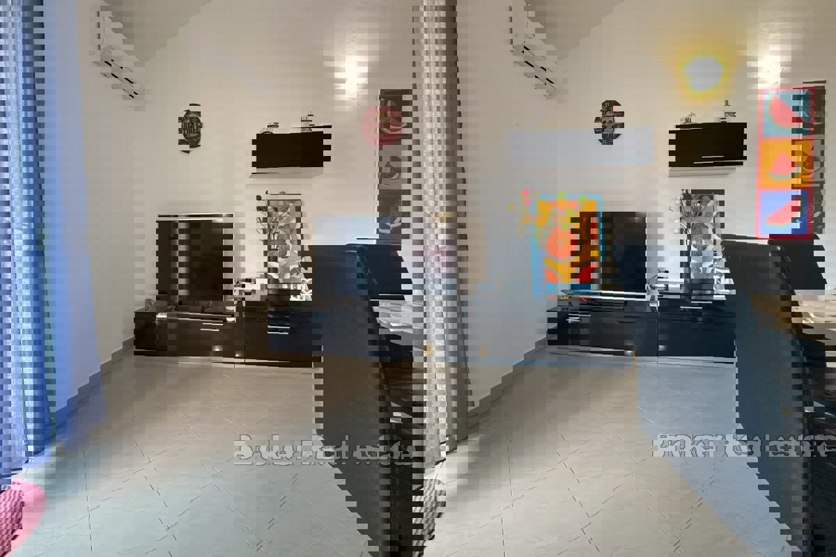 Appartamento con tre camere da letto con balcone e vista mare