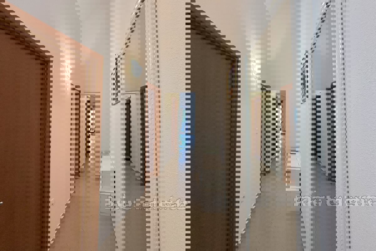 Appartamento con tre camere da letto con balcone e vista mare