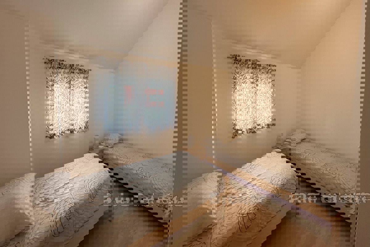 Appartamento con tre camere da letto con balcone e vista mare