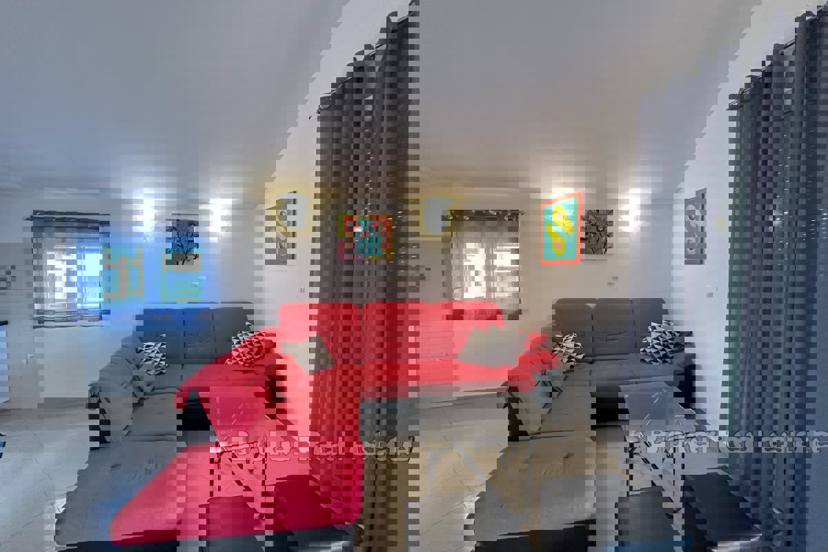 Appartamento con tre camere da letto con balcone e vista mare