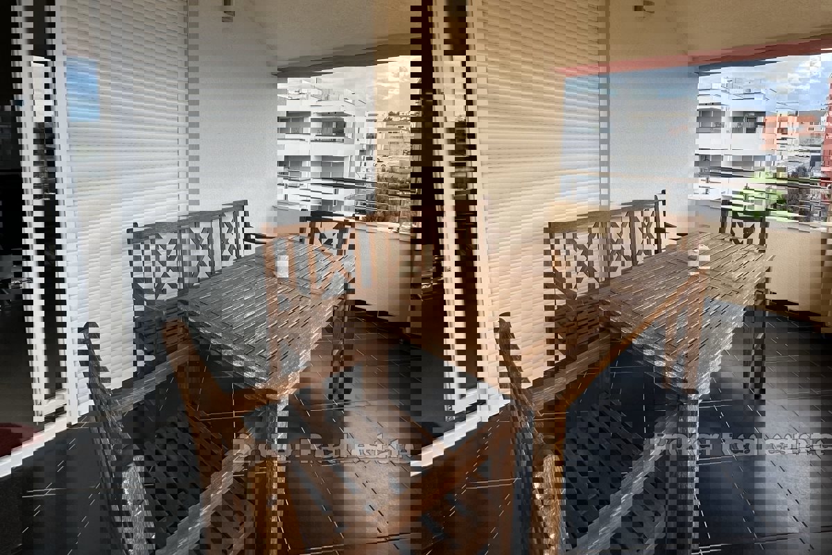 Appartamento con tre camere da letto con balcone e vista mare