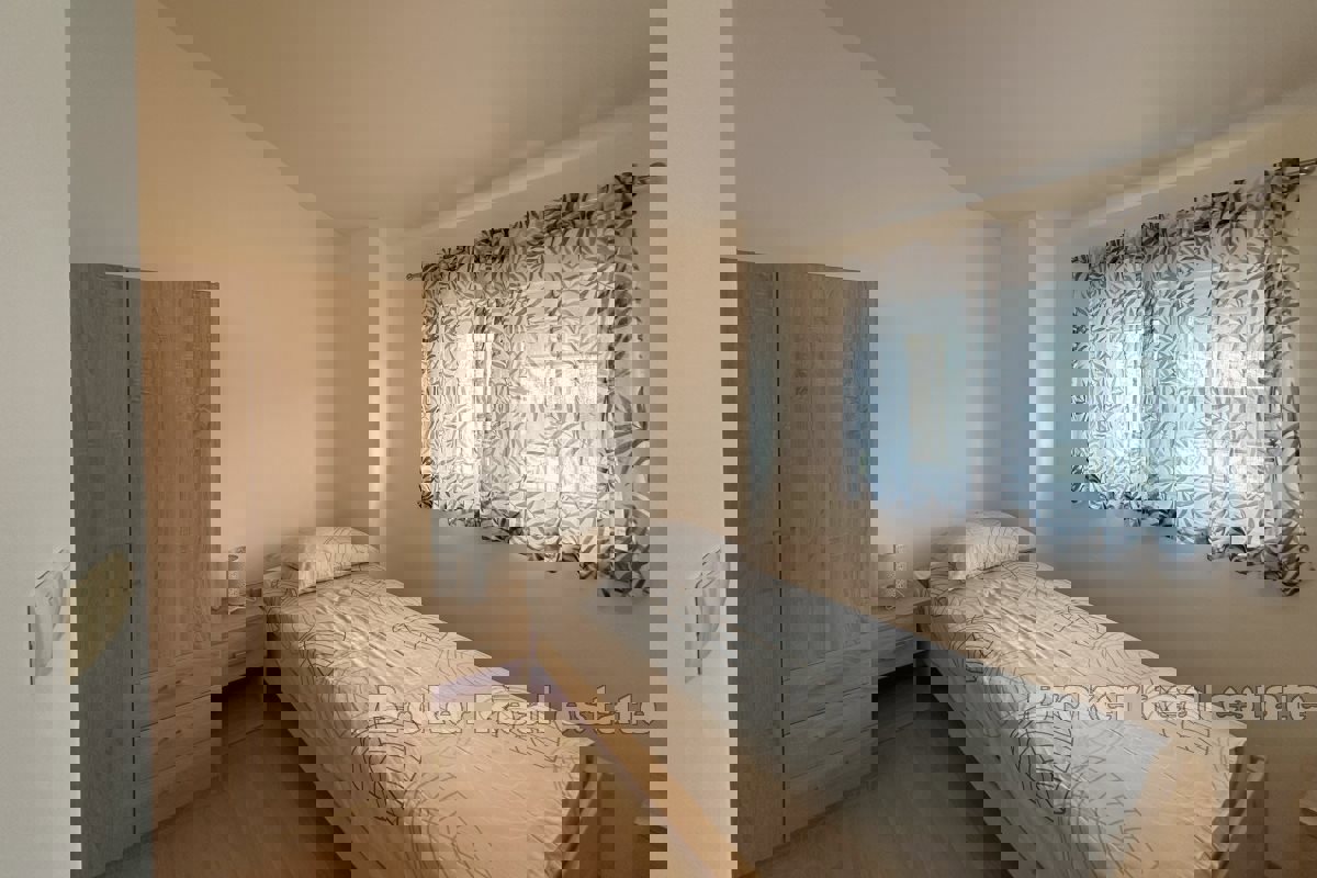 Appartamento con tre camere da letto con balcone e vista mare