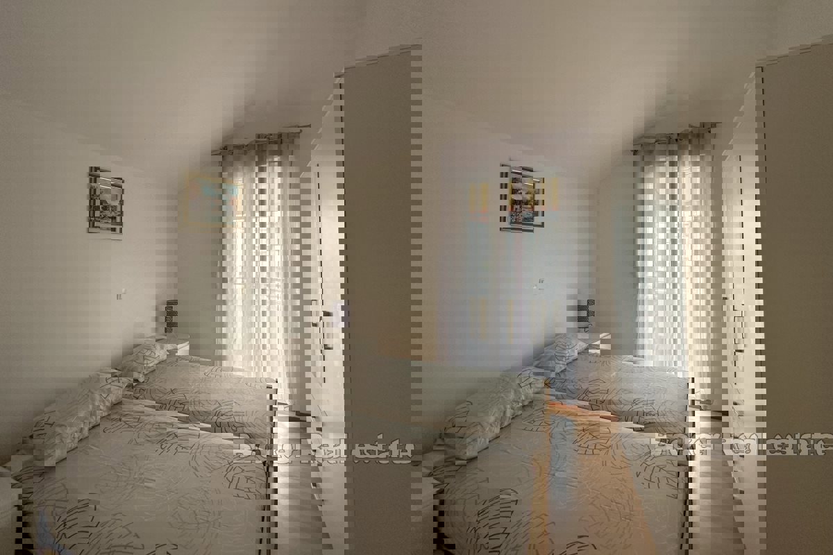 Appartamento con tre camere da letto con balcone e vista mare